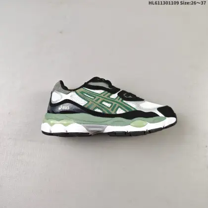 【童鞋】AsicsGel-NYC复古单品 2025年新款 亚瑟士ASICSTIGER 新款儿童休闲鞋 厚底街头运动休闲鞋,ASICS亚瑟士推出全新GEL-NYC,彰显纽约都市活力.这次的新系列融入了多个版本GEL的经典设计风格,广受好评.其设计灵感来源于GEL-NIMBUS 3,GEL-MC PLUS V 和 GEL-CUMULUS 16 这些往日经典鞋款.GEL-NYC使用GEL-CUMULUS 16鞋款的鞋楦设计,展现了独特的现代化美学.鞋底采用了轻质发泡材料,并在后跟和前掌处采用了ASICS亚瑟士核心科技——GEL缓震胶,赋予鞋款强大的缓冲性能,提供了更柔软舒适的穿着体验.而在原有设计的启发之上,此次鞋款采用更贴合当今潮流趋势的材料和创新技术,展现出纽约充满活力的都市精神. 货号:1203A805-101 编码:HL611301109